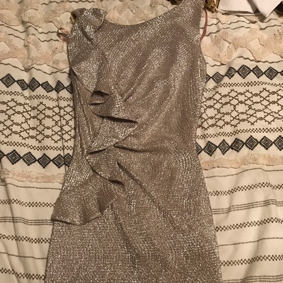 Gold dress. - Picture 1 of 2